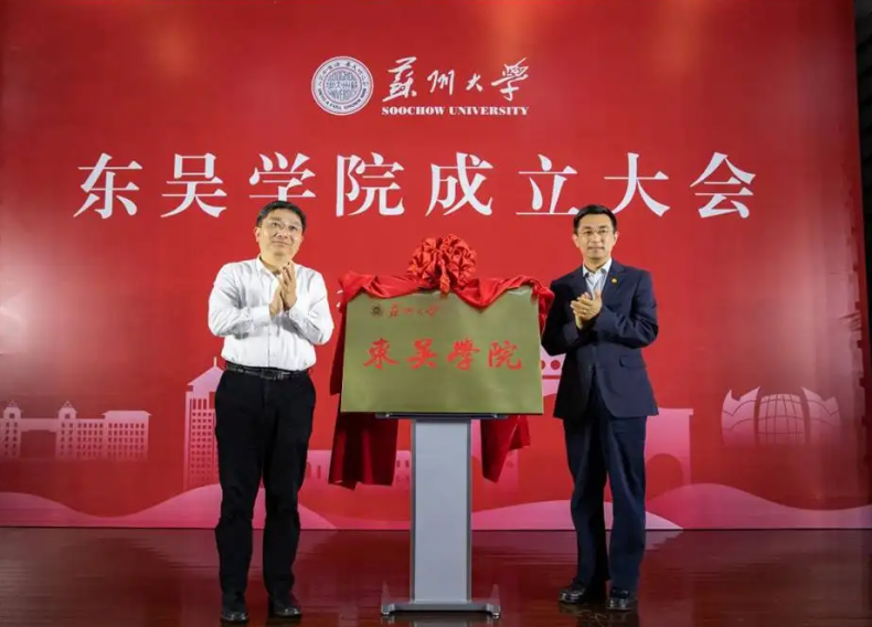 苏大教授上网课丢丑,网友却为他打圆场,“他是个男人,很正常”
