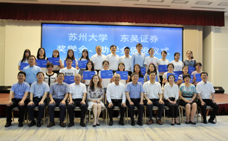 苏大教授上网课丢丑,网友却为他打圆场,“他是个男人,很正常”