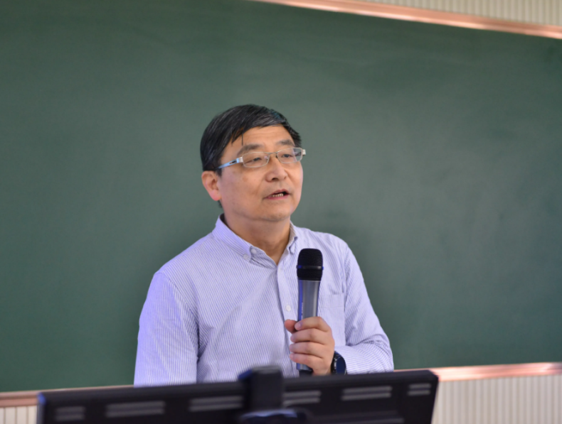 苏大教授上网课丢丑,网友却为他打圆场,“他是个男人,很正常”