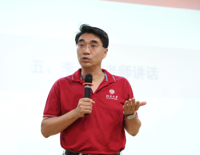 苏大教授上网课丢丑,网友却为他打圆场,“他是个男人,很正常”