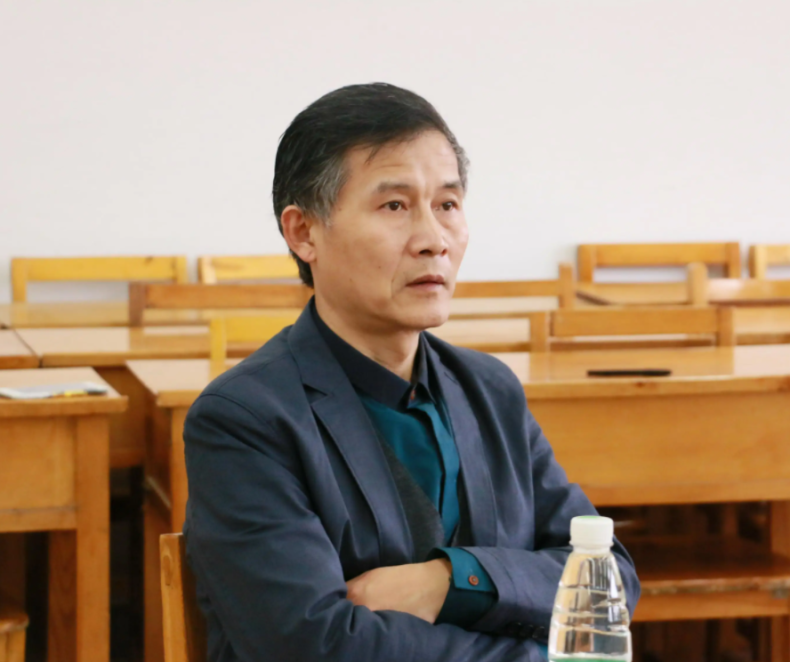 苏大教授上网课丢丑,网友却为他打圆场,“他是个男人,很正常”