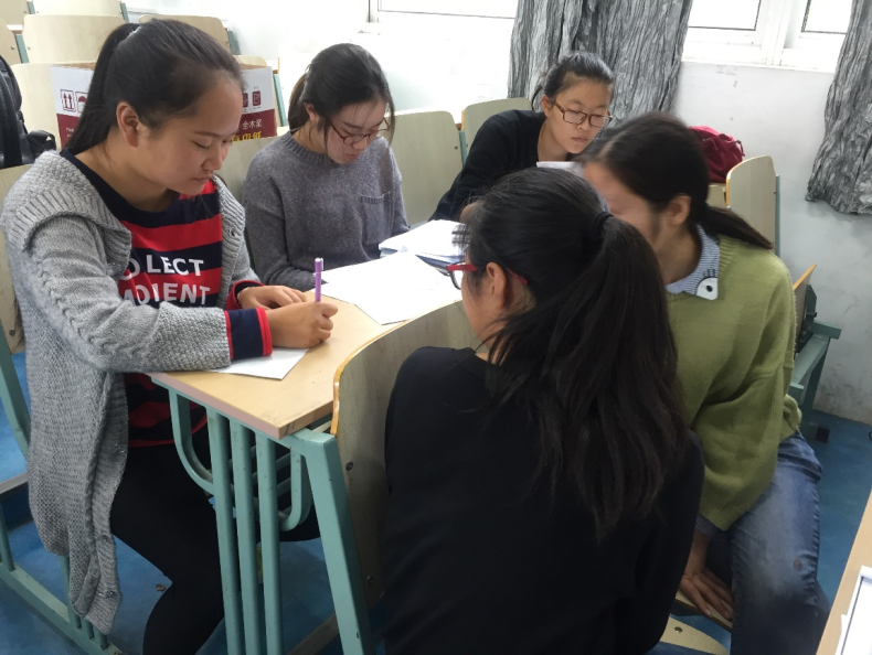 时尚在轮回?当代女大学生流行趋势让人看不懂,男生:看着像奶奶