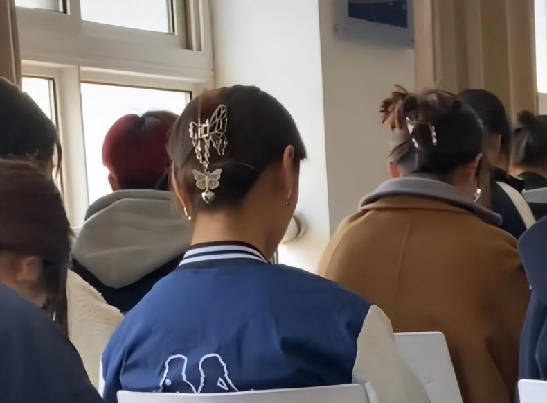 时尚在轮回?当代女大学生流行趋势让人看不懂,男生:看着像奶奶