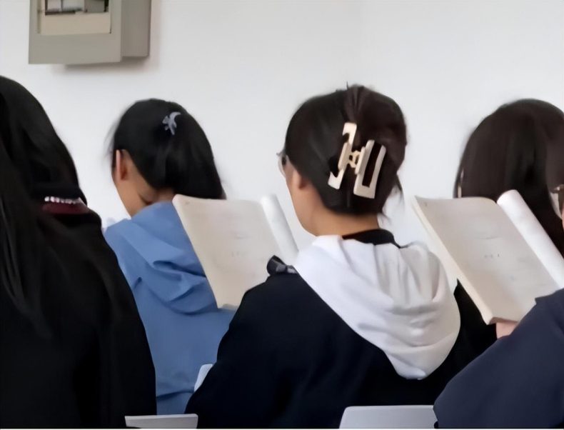 时尚在轮回?当代女大学生流行趋势让人看不懂,男生:看着像奶奶