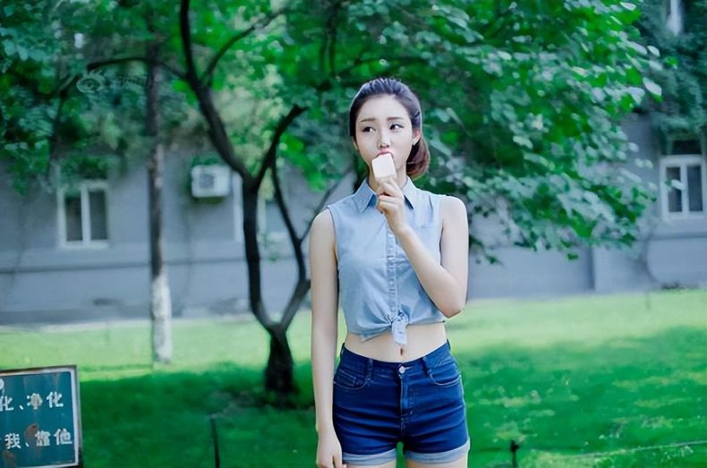 时尚在轮回?当代女大学生流行趋势让人看不懂,男生:看着像奶奶