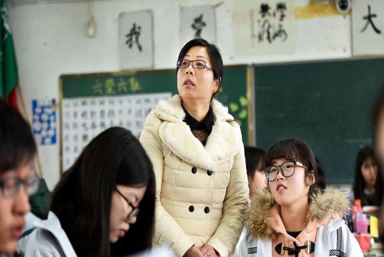 时尚在轮回?当代女大学生流行趋势让人看不懂,男生:看着像奶奶
