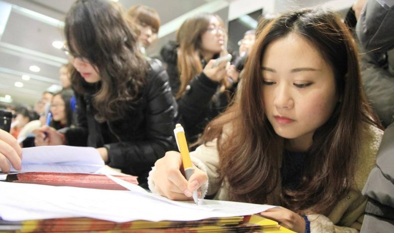 时尚在轮回?当代女大学生流行趋势让人看不懂,男生:看着像奶奶