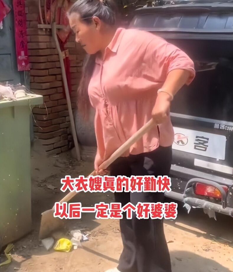 大衣嫂真是贤惠的好女人！在院子里清理小狗粪便，累得背上流汗