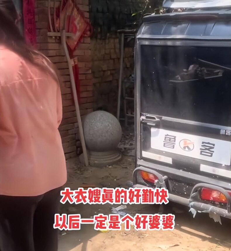 大衣嫂真是贤惠的好女人！在院子里清理小狗粪便，累得背上流汗