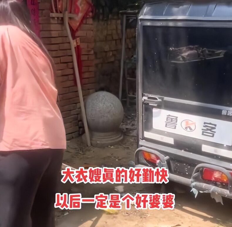 大衣嫂真是贤惠的好女人！在院子里清理小狗粪便，累得背上流汗