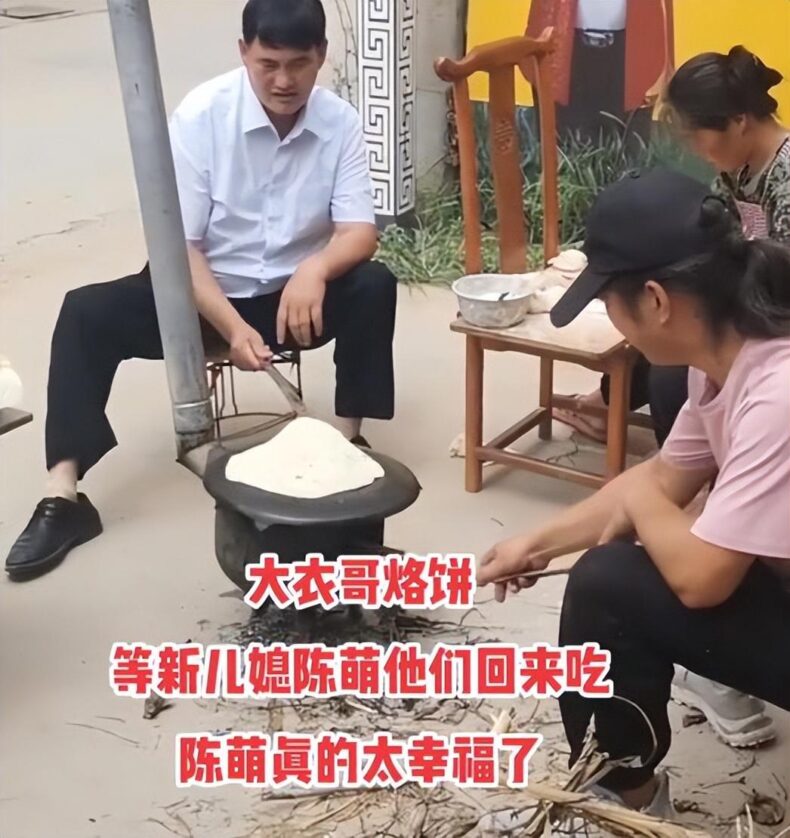 大衣嫂真是贤惠的好女人！在院子里清理小狗粪便，累得背上流汗