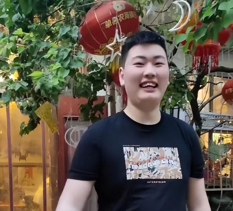 大衣嫂真是贤惠的好女人！在院子里清理小狗粪便，累得背上流汗