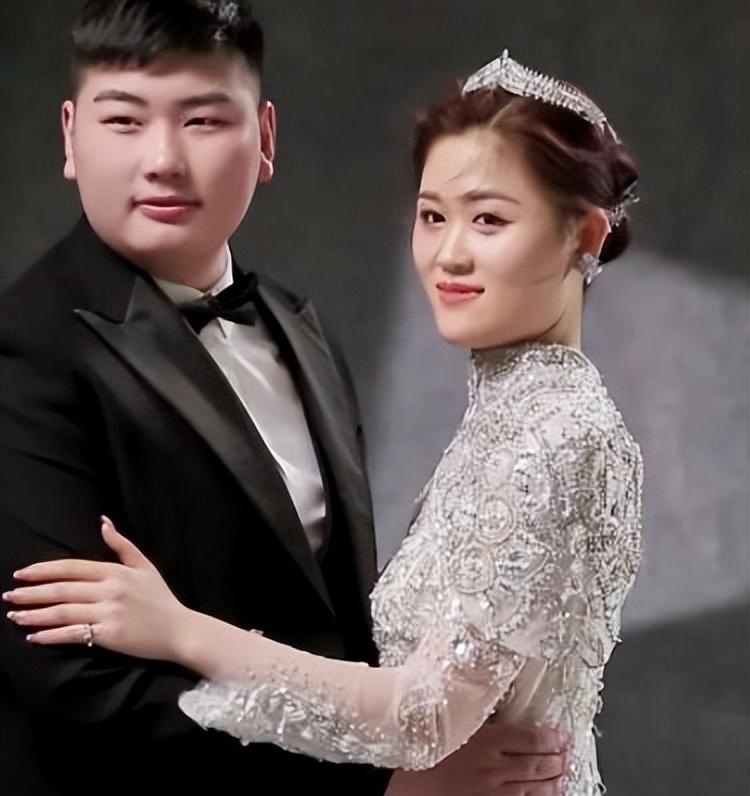 大衣嫂真是贤惠的好女人！在院子里清理小狗粪便，累得背上流汗