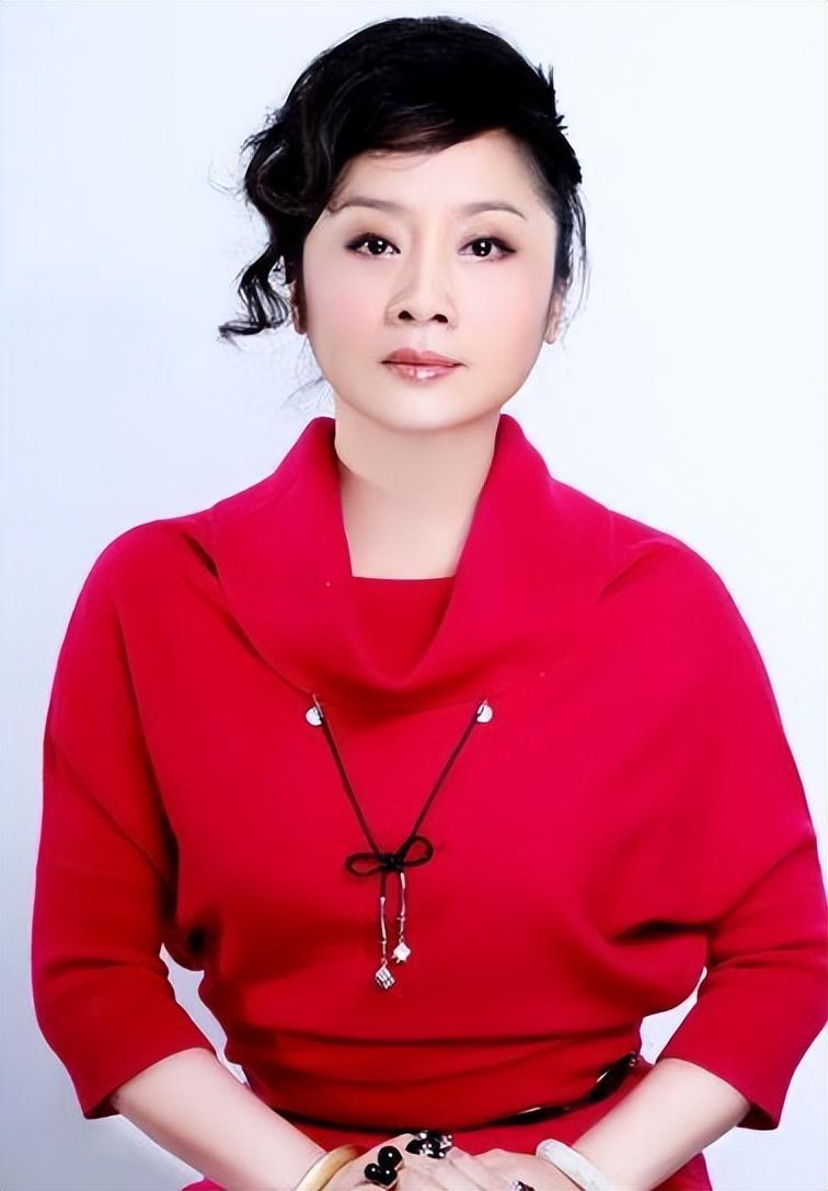 “西北硬汉”王新军，43岁二婚娶秦海璐，8年为爱甘当煮夫