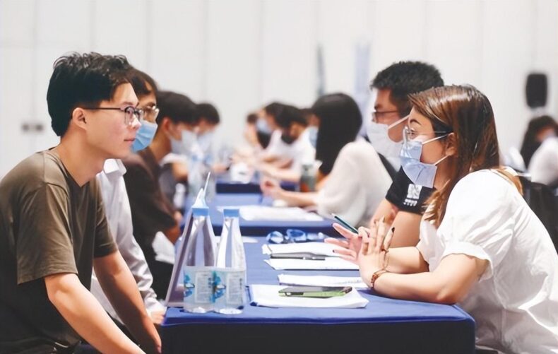 大学生晒上班前后对比,揭露当代毕业生窘境,男生比女生变化惊人