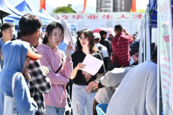 大学生晒上班前后对比,揭露当代毕业生窘境,男生比女生变化惊人