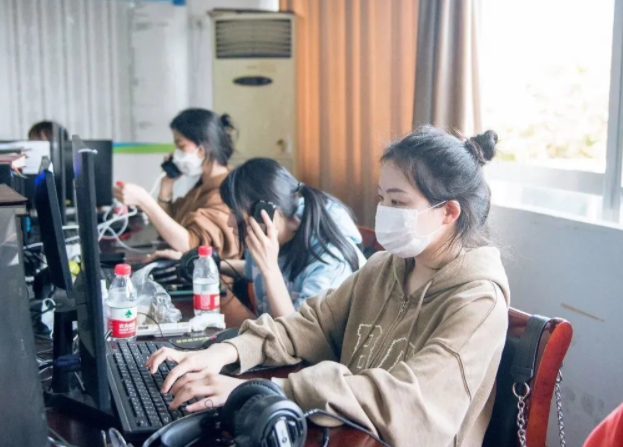 大学生晒上班前后对比,揭露当代毕业生窘境,男生比女生变化惊人